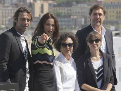 Desde la izquierda, Jordi Mollá, Aitana Sánchez Gijón, Celia Orós, Leonor Watling y Javier Bardem, en San Sebastián.