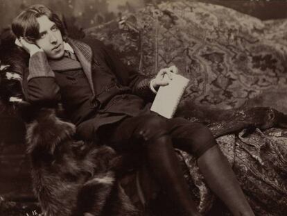 Oscar Wilde posa para una sesión fotográfica de Napoleon Sarony en 1882 en su estudio de Nueva York.