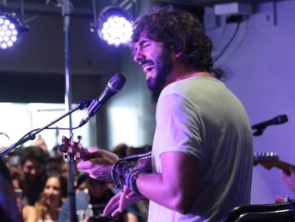 Mikel Izal, vocalista de Izal, durante el concierto en el Barclays Center, en Madrid, este martes.