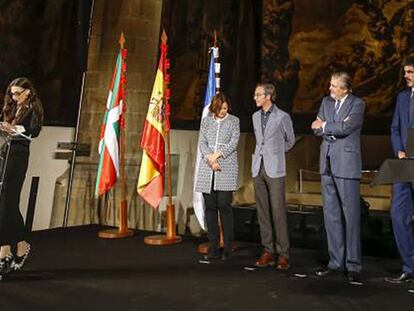 La actriz Ángela Molina (izquierda) recibe el premio Nacional de Cinematografía el pasado 17 de septiembre.