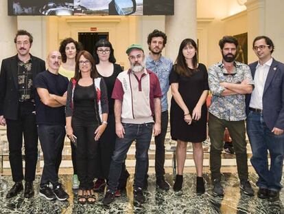 Rafael Pardo (izquierda), director de la Fundación BBVA, con los artistas.