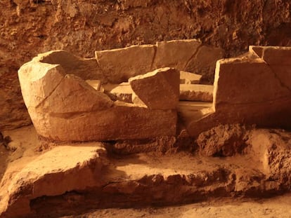 El objeto con forma de bañera de la imagen es uno de los hallazgos más insólitos de la excavación tartésica del Turuñuelo, en Badajoz.