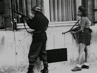 La resistente Simone Ségouin combate en París en 1944.