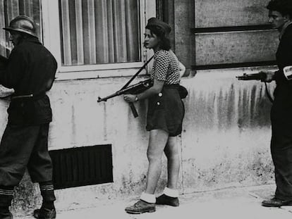 La resistente Simone Ségouin combate en París en 1944.