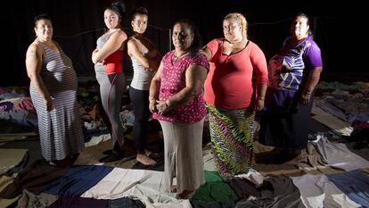 Actrices de El Vacie posan durante un ensayo de 'Fuenteovejuna'.