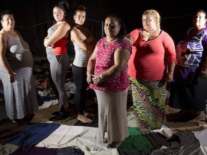 Actrices de El Vacie posan durante un ensayo de 'Fuenteovejuna'.