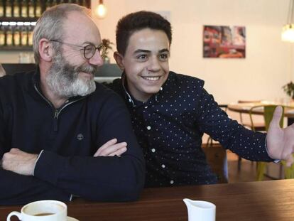 Liam Cunningham y Hussam Al-Heraki, en un café de Stuttgart.