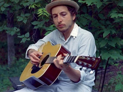 En vídeo, los asistentes al primer concierto de Bob Dylan como Nobel de Literatura celebran la concesión del premio al músico.
