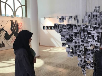Dos visitantes observan la obra de la artista estadounidense Jessica de Muro, donde estudia la evolución de su mirada en el décimo aniversario de del ataque sexual que sufrió.