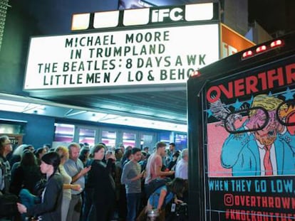 El público aguarda a la entrada del IFC Theater, en Nueva York, para ver el estreno del último documental de Michael Moore, "TrumpLand".