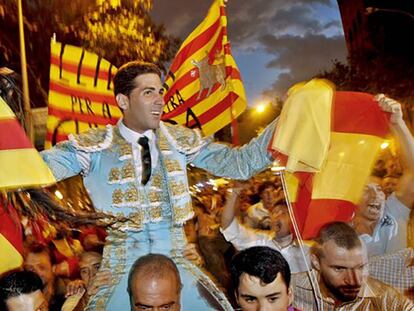 El torero catalán Serafín Marín llevado a hombros por la Gran Via de Barcelona en 2010.