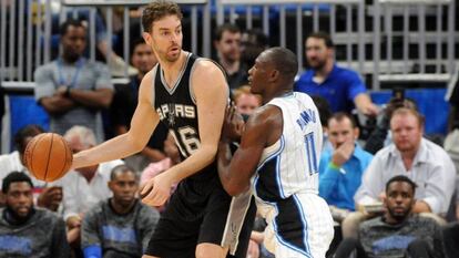 Pau Gasol, en un partido con su nuevo equipo de la NBA, San Antonio Spurs.