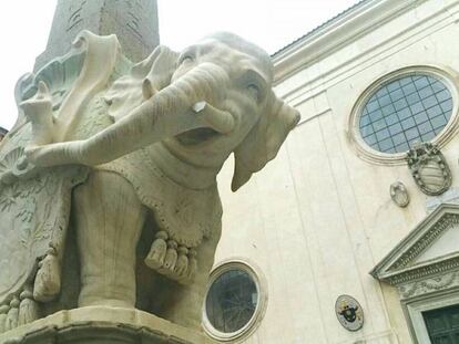 El elefante de Bernini sin un colmillo, en una imagen que publicó la concejala Natalie Naim en su página de Facebook.
