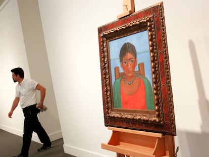 A tela ‘Menina Com Colar’, de Frida Kahlo, exposta na Sotheby’s, em Nova York.