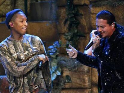 J Balvin y Pharrell Williams, en el escenario de los Grammy Latinos este jueves.