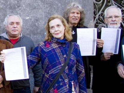 Escritores y artistas protestan ante el Ministerio de Educación, Cultura y Deporte en enero de 2016.