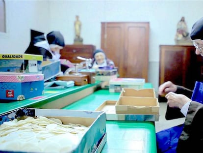 Monjas preparando hostias en La Habana. En vídeo, traíler del documental