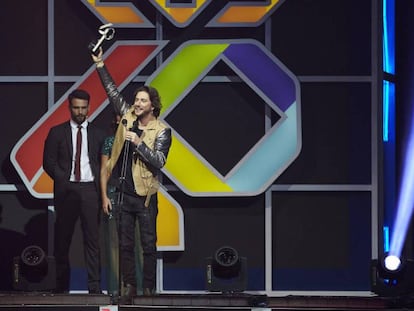 Manuel Carrasco recoge el premio a la Mejor gira del año, en la fiesta del 50 aniversario de LOS40 Music Awards.