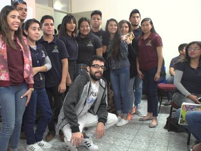 El escritor y periodista cubano, Carlos Manuel Álvarez, con estudiantes de bachillerato de Guadalajara (México).