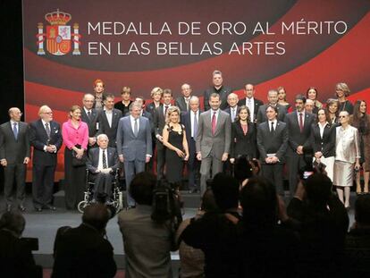 Los Reyes, junto a los premiados con las Medallas de Oro a las Bellas Artes.