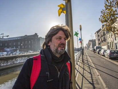 El director de cine José Luis Peñafuerte, junto al canal que separa Molenbeek del resto de Bruselas.