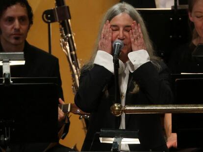 Patti Smith, emocionada en su actuación en la gala de los premios Nobel.