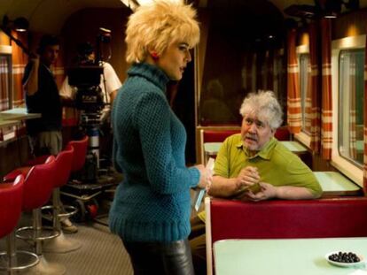 Pedro Almodóvar y Adriana Ugarte durante el rodaje de 'Julieta'.