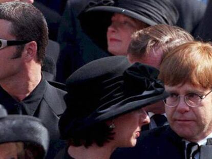 George Michael junto a Elton John en 1997 en el funeral de Lady Di.
