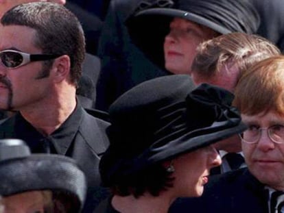 George Michael junto a Elton John en 1997 en el funeral de Lady Di.