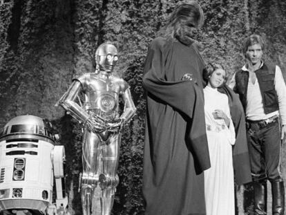 Carrie Fisher junto al reparto de La guerra de las galaxias en 1978.