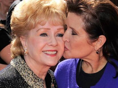 Carrie Fisher y su madre Debbie Reynolds, en 2011.