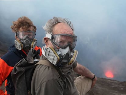 Clive Oppenheimer y Werner Herzog en el rodaje de 'Dentro del volcán'.