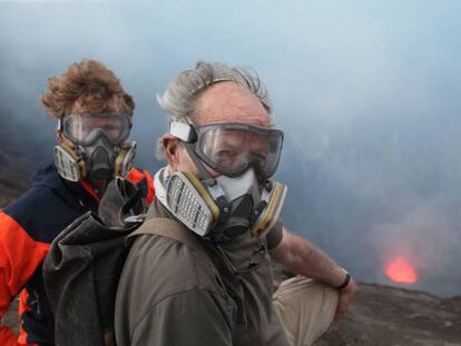 Clive Oppenheimer y Werner Herzog en el rodaje de 'Dentro del volcán'.