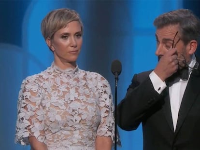 Kristeen Wiig y Steve Carrell, en su sketch antes de presentar un premio.