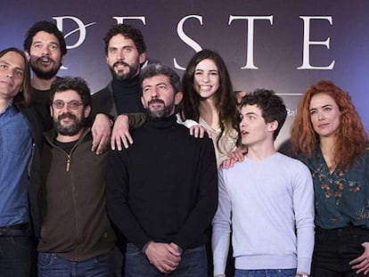 El director Alberto Rodríguez (centro), junto al elenco de actores de la serie 'La Peste'.