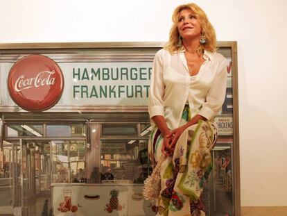 Carmen Cervera, junto a una de las obras de su colección, 'Nedick's', de Richard Estes.