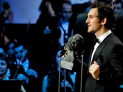 Raúl Arévalo, con una de los premios.