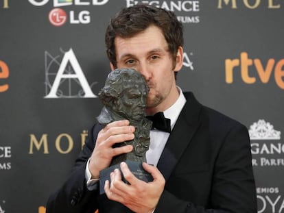 El actor y director Raúl Arévalo posa con el Goya a la Mejor dirección novel por 'Tarde para la ira', en la gala de los Premios Goya.