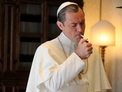 Jude Law en 'The Young Pope', la serie dirigida por Sorrentino.