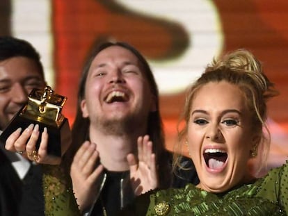 Adele recibe con alegría uno de sus múltiples Grammys de la noche.