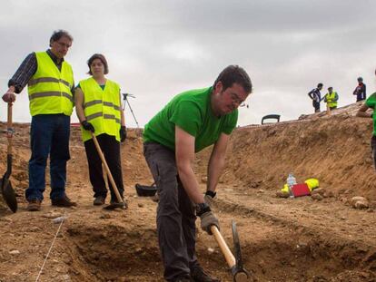 Trabajo en una fosa en Alfacar (Granada), el pasado septiembre. En vídeo, declaraciones del arqueólogo Javier Navarro.