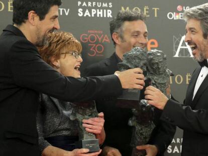 FOTO: Cesc Gay, la productora Marta Esteban, el actor argentino Ricardo Darín y el guionista Tomás Aragay, posan con los Goyas por la película 'Truman' (2016)./ VÍDEO: Tráiler de 'Truman'.
