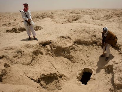 Dos beduinos observan una tumba sumeria cerca de Dhahir, en Irak, en mayo de 2010. (FOTO: Holly Pickett/The New York Times)