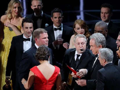 Desconcierto en el escenario de los Oscar 2017 tras el error en el anuncio de la mejor película. En vídeo, discurso del director de 'Moonlight' y de la actriz principal de 'La La Land', Emma Stone.