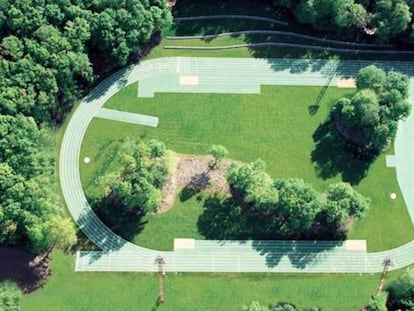 Estadio de atletismo Tossol-Basil (Olot, Girona, 2000). Una de las primeras obras del estudio, en la que se manifiesta el respeto con la naturaleza.