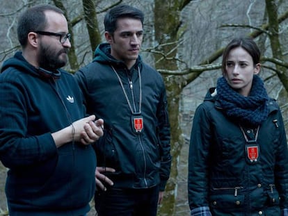 Desde la izquierda, Fernando González Molina, Carlos Librado y Marta Etura, en el rodaje de 'El guardián invisible'.