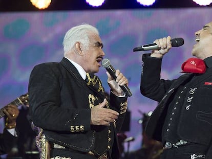 Vicente Fernández y Alenjandro en el concierto de despedida.