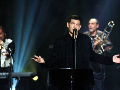 El cantante Carlos Cano, en una actuación en 1999. En el vídeo, el exabogado de Carlos Cano y el letrado de la acusación particular.
