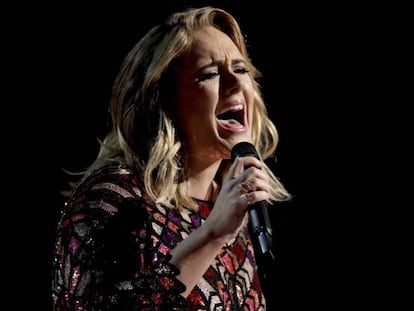 Adele canta 'Hello' en la última gala de los premios Grammy. En el vídeo, habla sobre la gira.