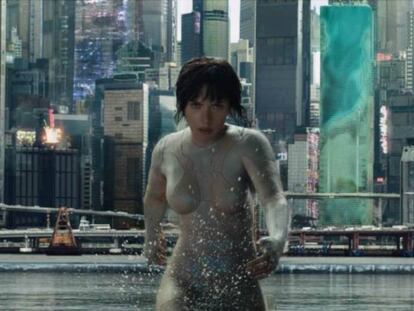 Scarlett Johansson en un fotograma de la película 'Ghost in the Shell'.